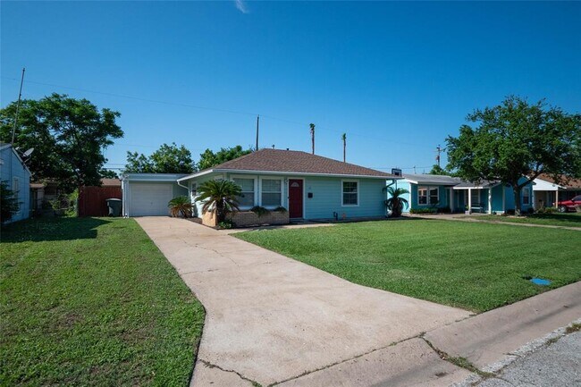 Building Photo - 108 Tarpon Ave