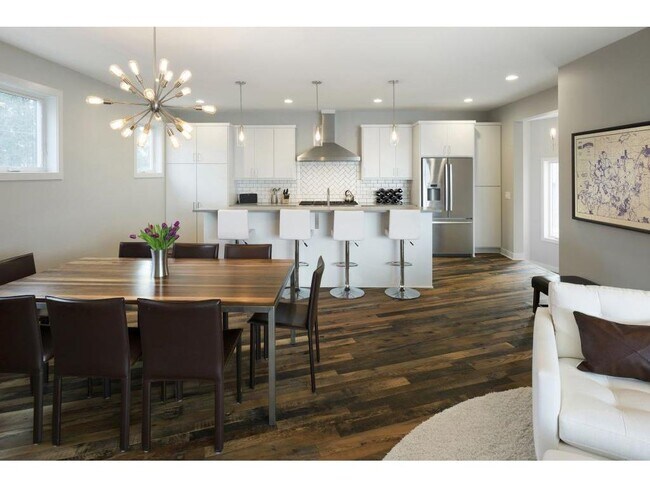 Foto del edificio - 1952 Shorewood Ln