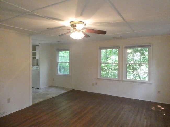 Foto del edificio - 2 Bedroom Home with large yard