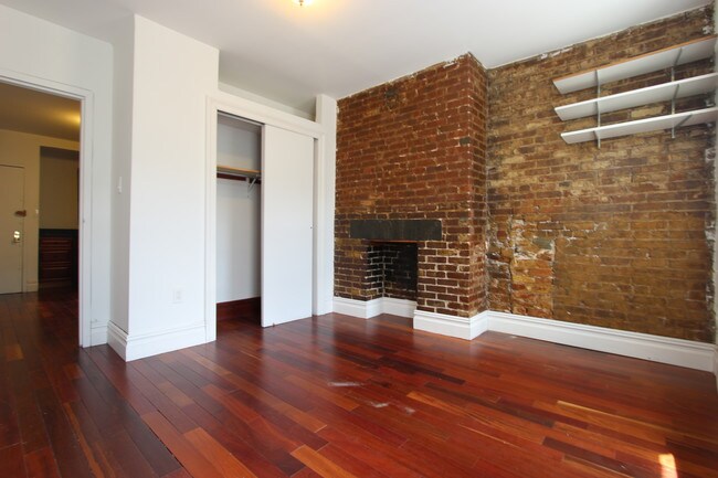 Building Photo - 269 E 10th St