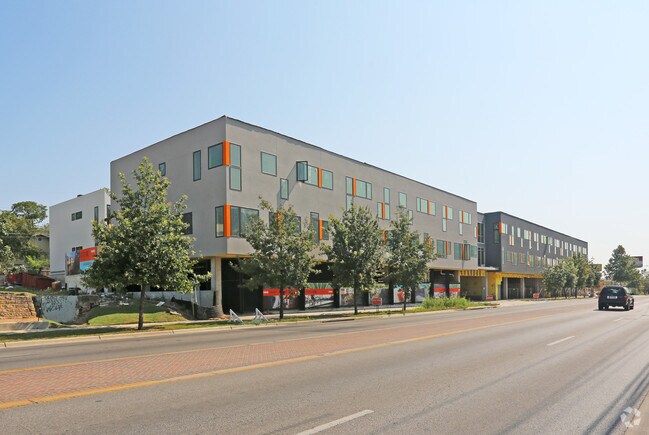 Foto del edificio - 2000 E 7th St