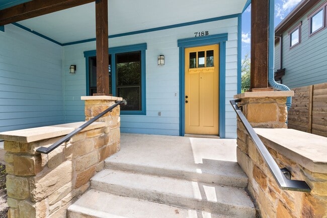 Building Photo - 718 Harris Ave