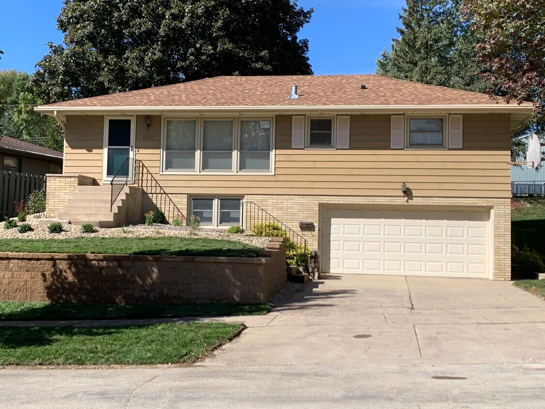 Front Elevation - 3107 Knoll Ln NW