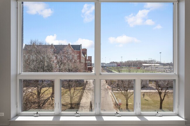 Foto del edificio - 2518 W Addison St