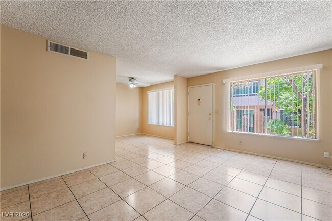Foto del edificio - 1693 E Rochelle Ave