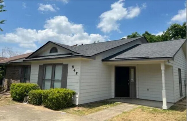 Foto del edificio - 3 Bedroom 2 Bath- back yard covered patio