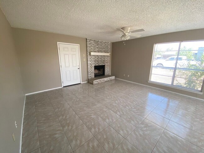 Foto del edificio - 2 bed 1 bath duplex unit