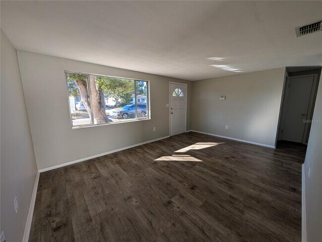 Foto del edificio - 7201 Rhinebeck Dr