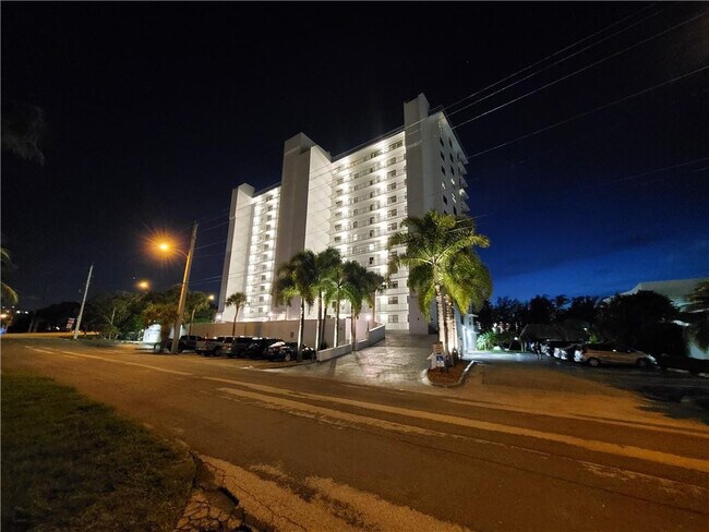 Building Photo - 1401 N Riverside Dr
