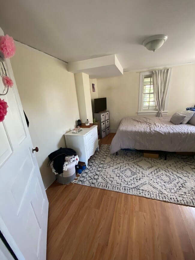 dormitorio detrás de la cocina - 81 Cedar St
