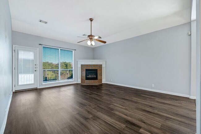 Building Photo - 4 bedroom 2.5 bathroom located in Enclave ...