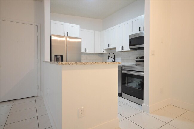 Foto del edificio - 9499 W McNab Rd