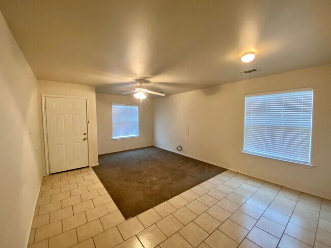 Foto del edificio - $500 off first full Months Rent. Three Bed...