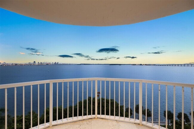 Foto del edificio - 1420 Brickell Bay Dr