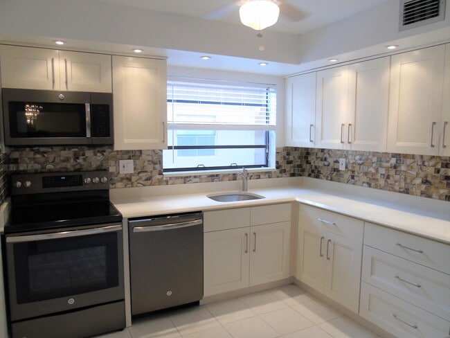 Building Photo - 124 Capri B