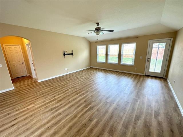 Foto del edificio - 221 Creekwood Dr