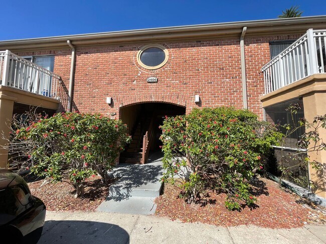 Building Photo - Spacious 2/1 Condo In The Carrington Park ...
