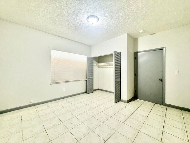 Building Photo - Single Family 3/2 Home