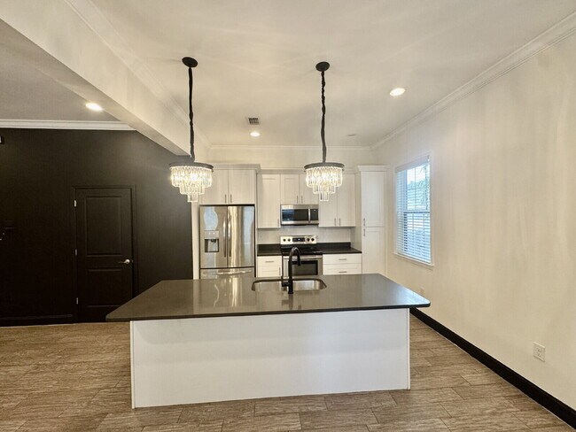 Building Photo - 331 N Trask St