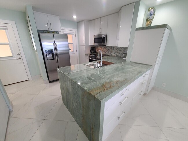 Foto del edificio - 3851 N Ocean Blvd