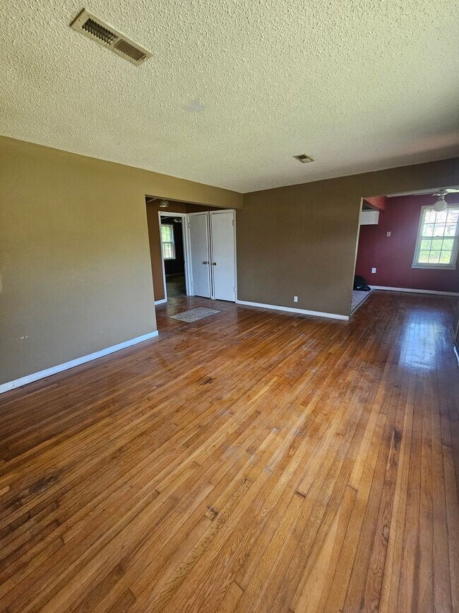 Foto del edificio - 3 bedroom | 1 bathroom | 1 car garage | Close to campuses & Rountree | Pets welcome!