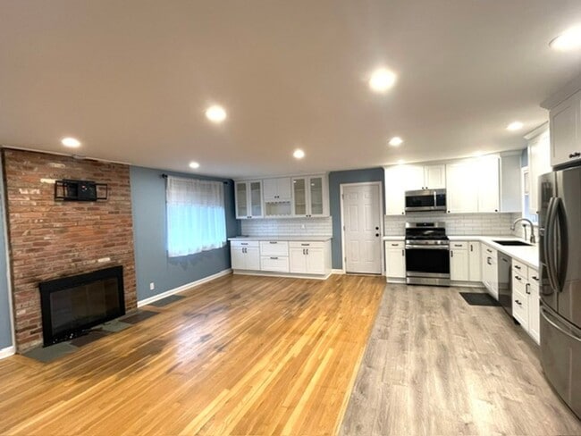 Building Photo - 3 Bedroom 1.5 baths! Walker & Cedar Hills ...