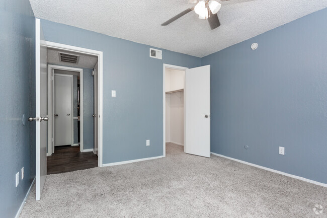 1HAB,1BA-674SF - Oakwood Apartments