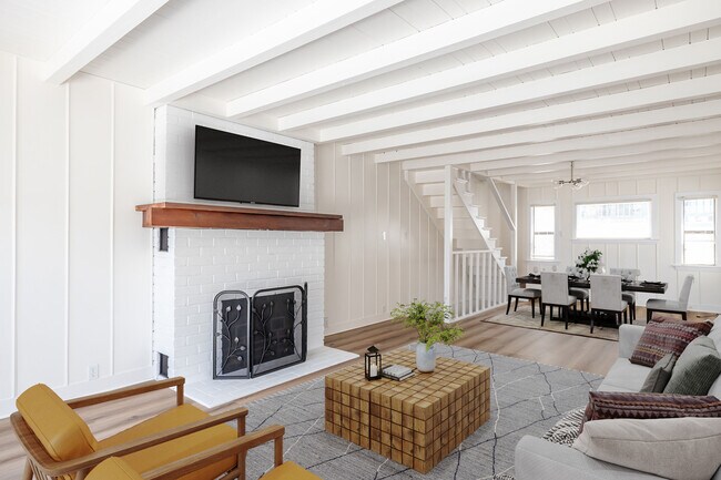 Sala de estar/comedor con chimenea - 1150 Manhattan Ave