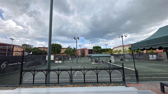 Foto del edificio - 650 Tennis Club Dr