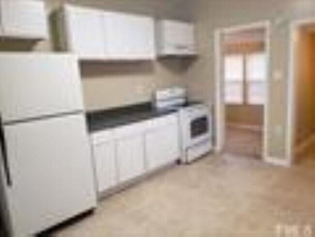 Building Photo - Cute, 2 Bedroom Bungalow in historic East ...