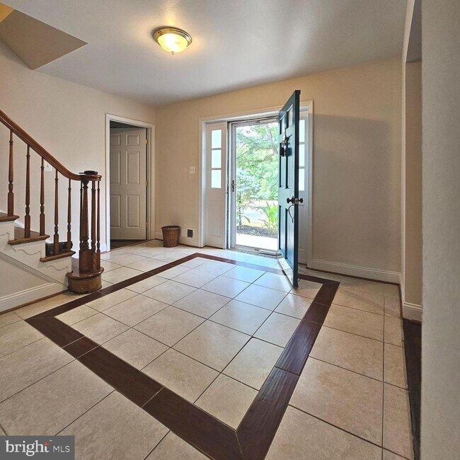 Building Photo - 8251 Carrleigh Pkwy