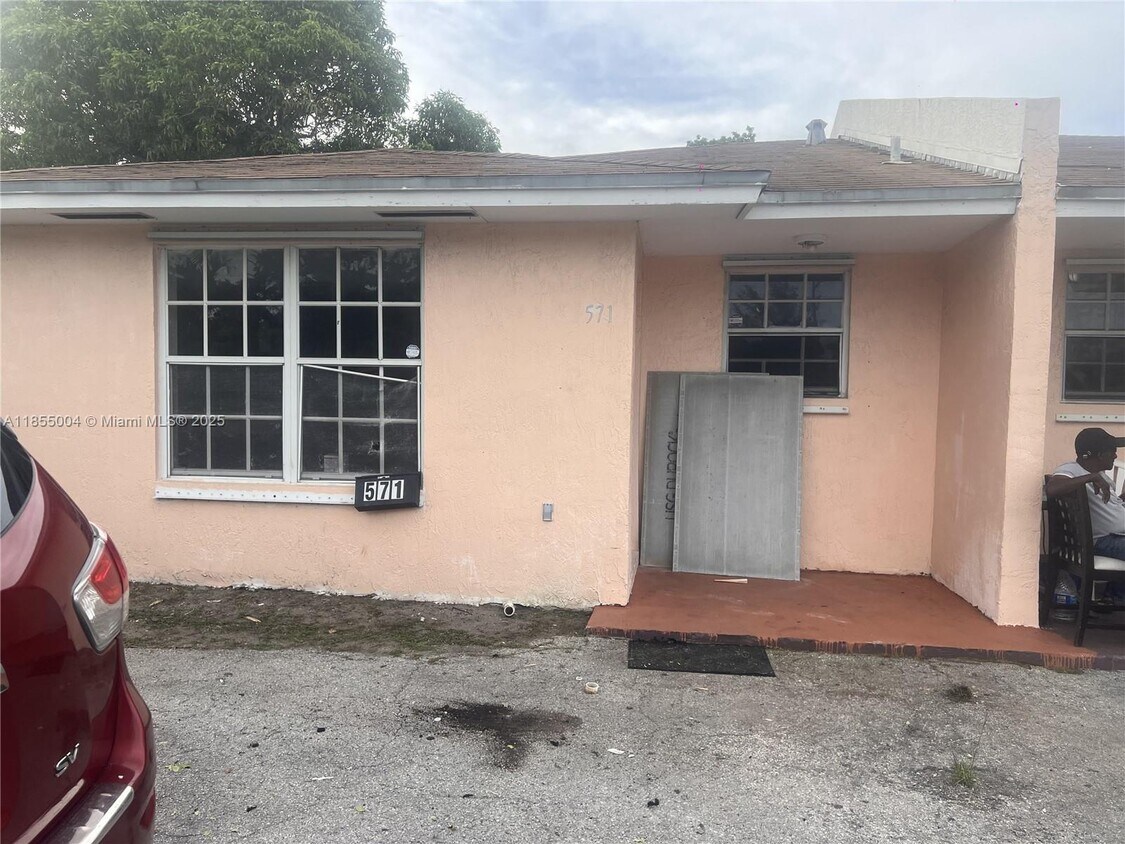 Foto principal - 571 NE 136th St