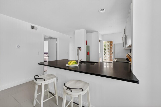 Foto del edificio - 4807 Via Palm Lakes Via