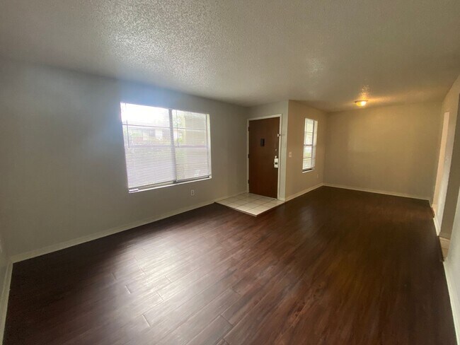 Building Photo - Desirable 2 beds/1.5 bath unit in Orange Park