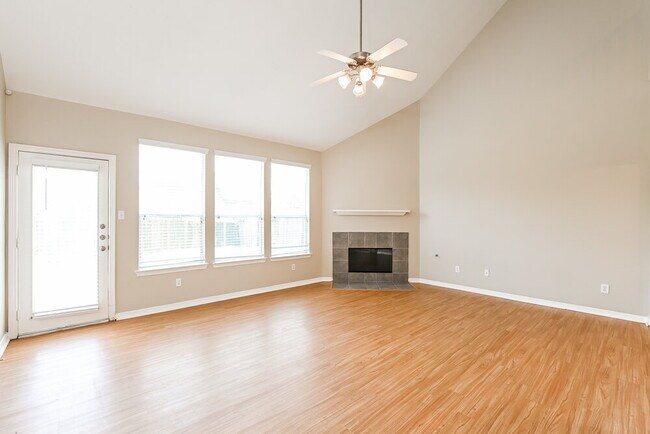 Building Photo - 2307 Siegen Dr