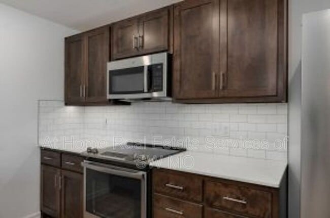 Building Photo - 875 S Silverwood Ln