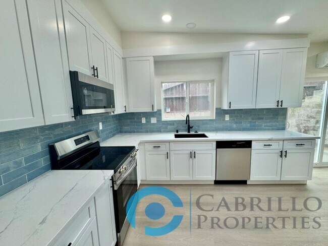 Foto del edificio - Modern 1 Bed / 1 Bath with Private Yard in...