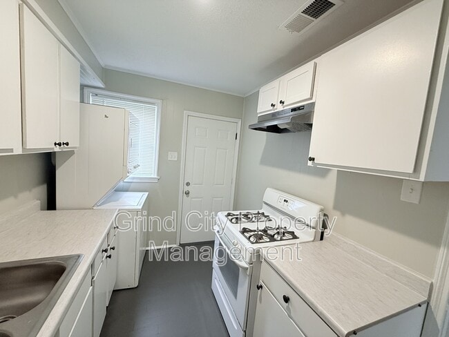Building Photo - 2844 Dell Ave