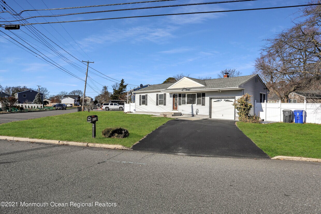 Primary Photo - 808 Bermuda Dr