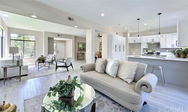 Building Photo - 35 Oak Knolls