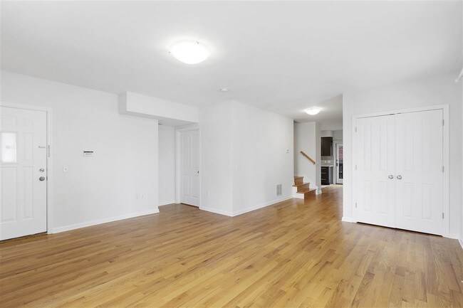 Building Photo - 437 Whiton St
