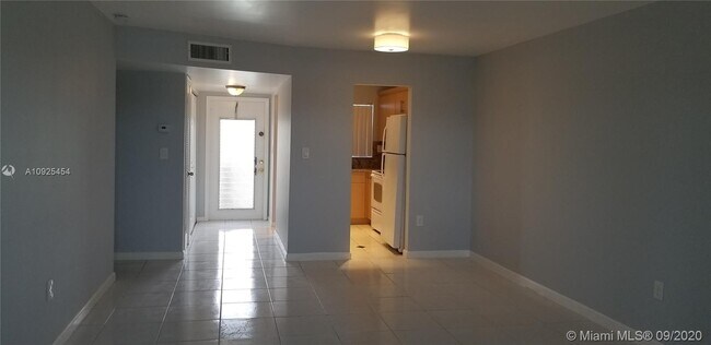 Foto del edificio - 8325 Sunrise Lakes Blvd