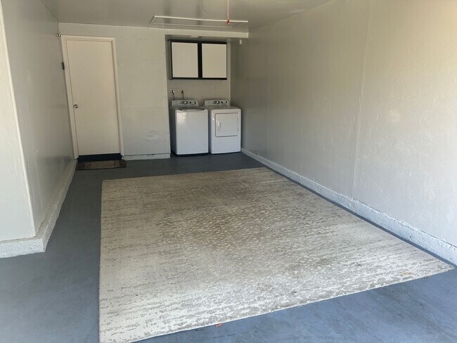 Foto del edificio - Newly Remodeled 2 Bedroom, 2 Bath Condo