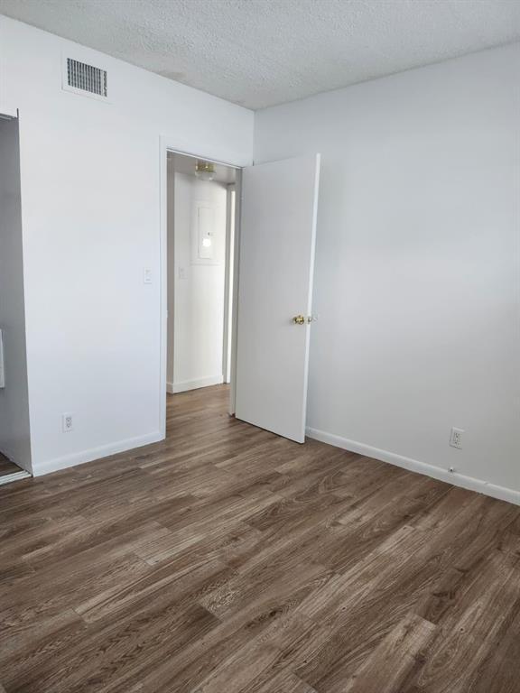 Building Photo - 10037 Winding Lake Rd