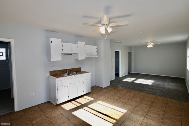 Building Photo - 2 br, 1 bath  - 3413 Gilbert St Unit 2F