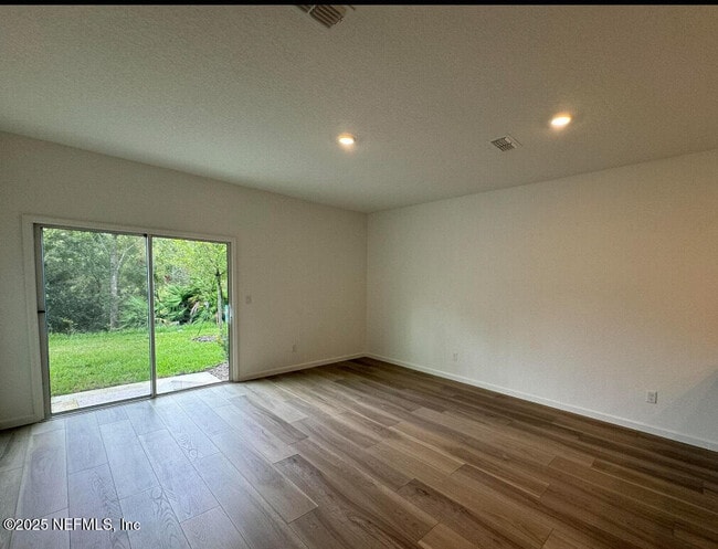 Building Photo - 625 Holly Lks Dr