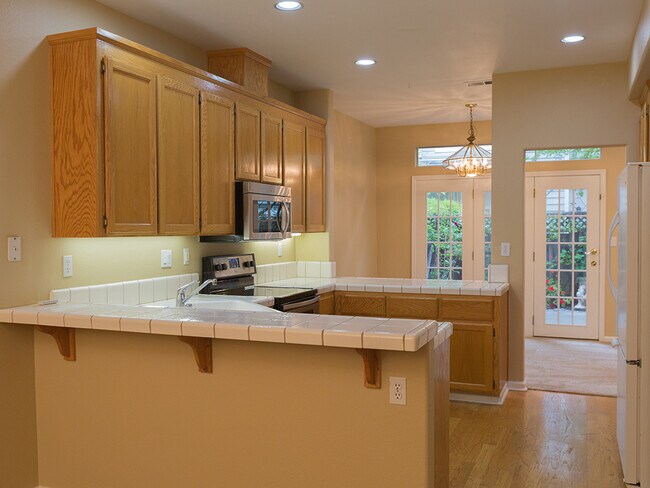Foto del edificio - Lovely 3 Bedroom, 2.5 bath, 2-Car Garage, ...