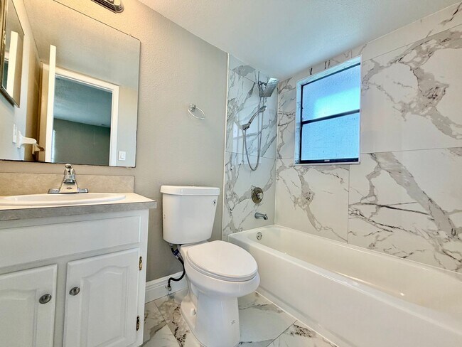 Foto del edificio - 2 Bedrooms 2 Bath Duplex in Cape Coral