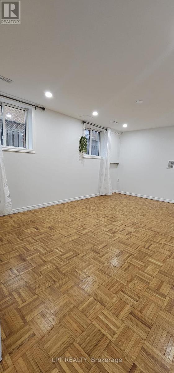 Photo du bâtiment - 382 Pinemeadow Ave