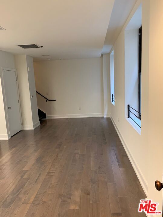 Building Photo - 727 W 7th St